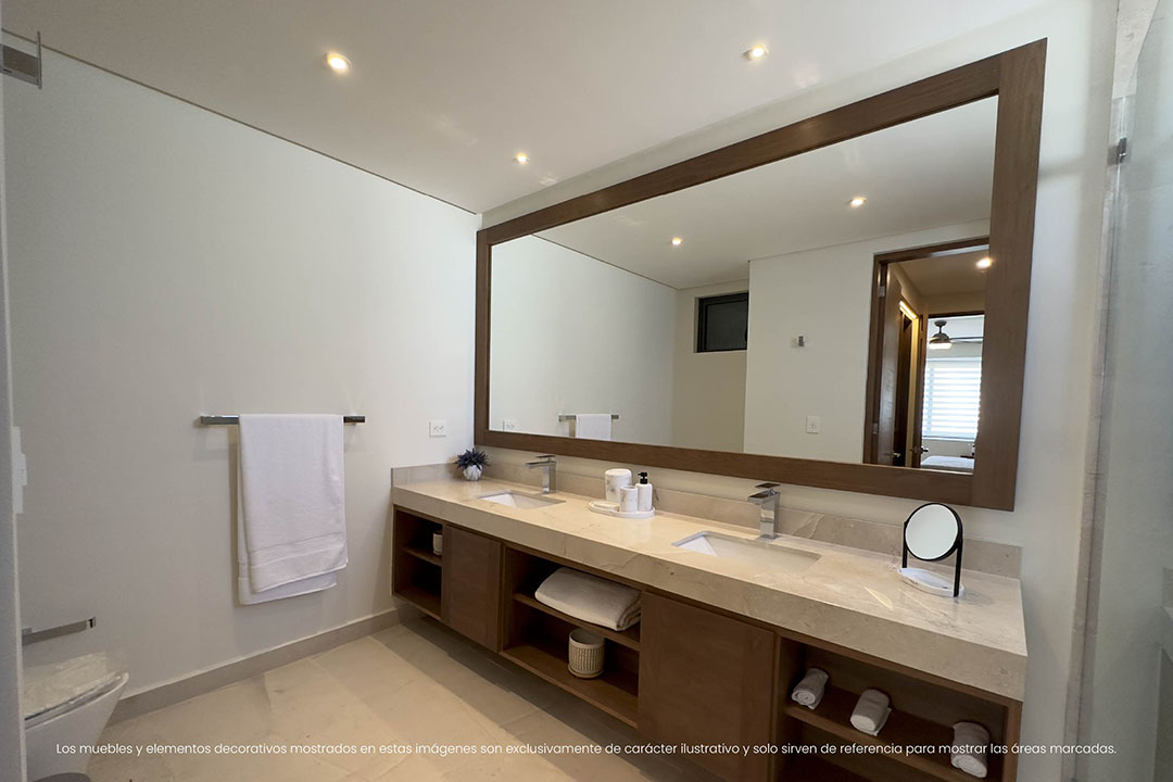 Baño con doble lavabo y espejo