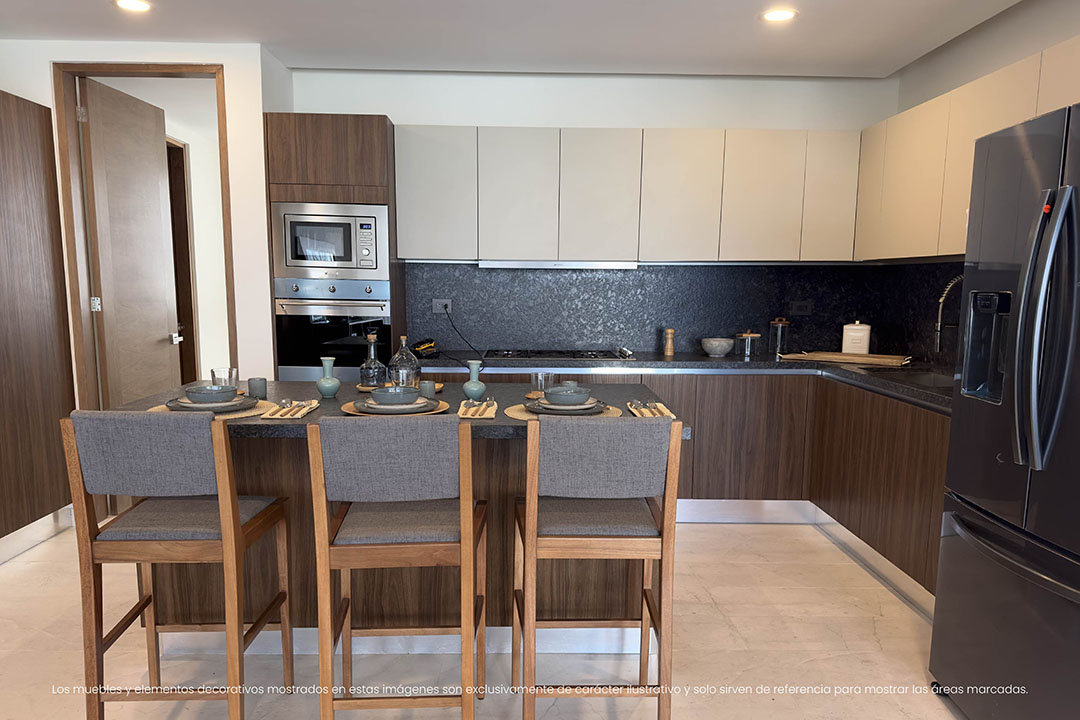 Cocina con barra de desayuno y tres bancos